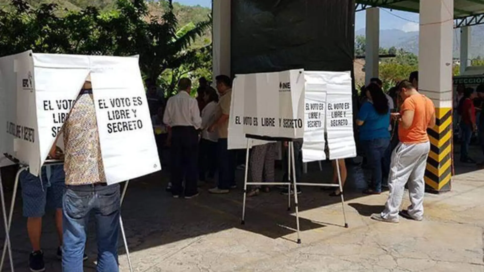 personas votando